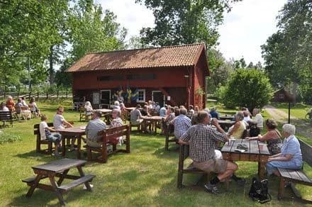 Upptäck lugnet vid Braås Camping: En idyll vid sjön Örken med stugor, bad, vandring och gemytlig gemenskap i Smålands natur.