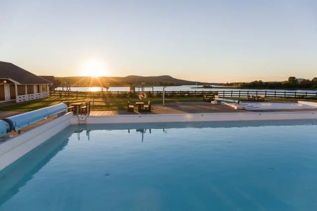 Oas vid Kalix Älv: Bränna Camping i Norrbotten erbjuder äventyr och avkoppling med idyllisk natur och fullservice.