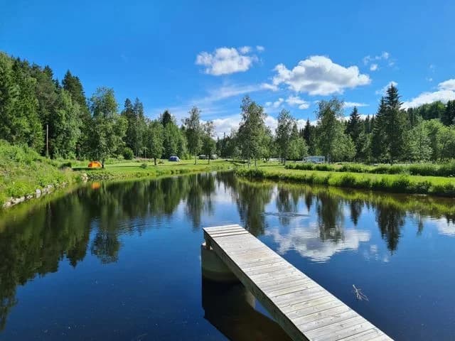 Charmig fristad i Jämtland för avkoppling och äventyr. Fiskelycka och naturupplevelser i storslagen miljö.