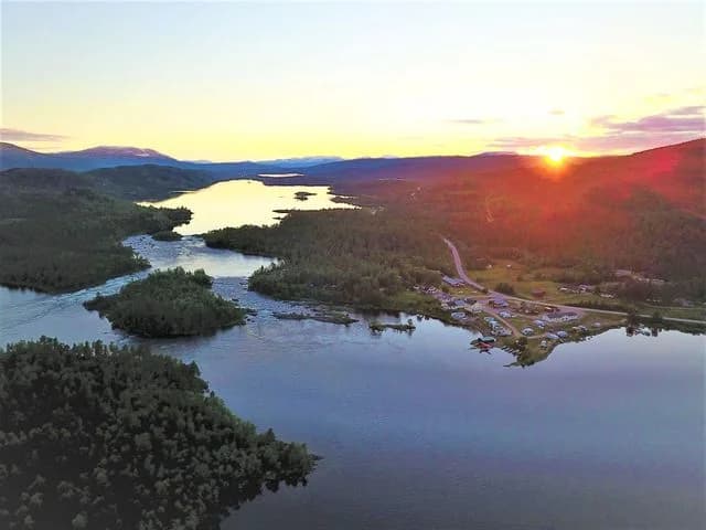 Camp Gauto: Äventyr och avkoppling i Swedish Laplands magiska natur. Stugliv, fiske, skoterturer och norrländska smaker.