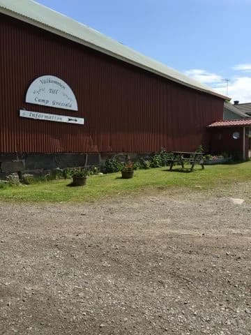 Njut av avkoppling och äventyr på Camp Gressela, en naturnära oas nära Kungsbacka. Perfekt för alla campingformer!