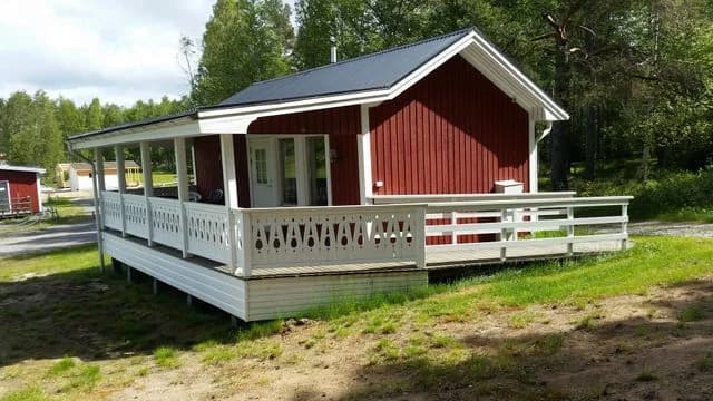 Upptäck naturens lugn och äventyr vid Camp Ladrike, där hela familjen kan njuta av moderna bekvämligheter och vacker omgivning.