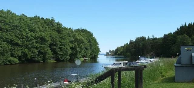 Dalbergså Camping: En pärla vid Vänern för avkoppling och äventyr, med mysiga stugor, vacker natur och roliga aktiviteter.