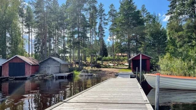 Dalstuga Naturcamping: En fridfull oas vid sjön Amungen för naturälskare, fylld av äventyr, lugn och svensk tradition.