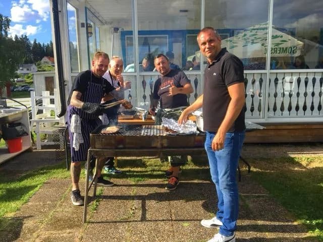 Upptäck Edskens Camping vid sjön Edsken—en fridfull oas med äventyr och komfort för hela familjen! 🌲🌊🏕️