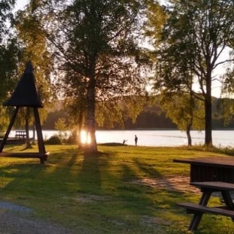 Fly stadens brus och upplev lugnet vid Veckefjärden med storslagna vyer och gemenskap på Prästänget camping.