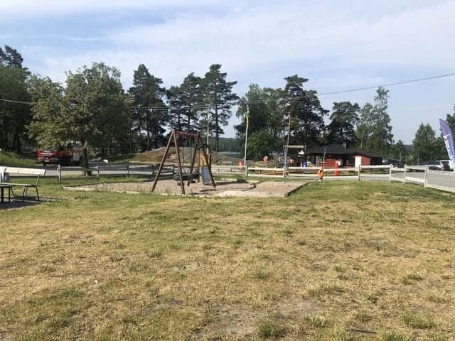 Lugn oas vid vattnet: njut av natur, äventyr och komfort på Eriksö camping i hjärtat av Vaxholm! Perfekt för familjer och husdjur.