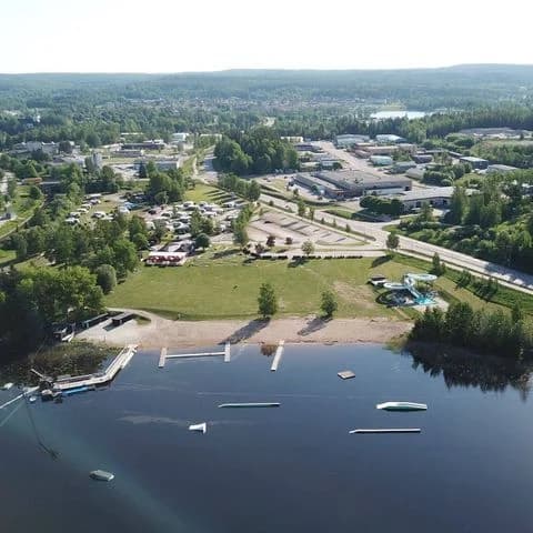 Eskilns Bad & Camping: Upplev en naturskön oas för avkoppling och äventyr, med badstrand, aktiviteter och magiska måltider i Fagersta.