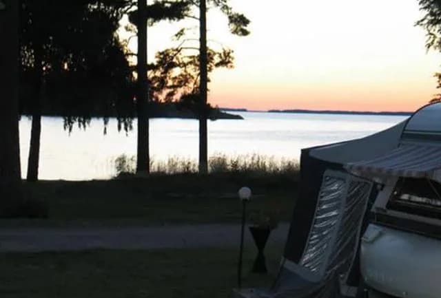 Oas vid Hjälmaren: Avkoppling och äventyr med sandstrand, glampingtält, vattenaktiviteter och natursköna upplevelser.
