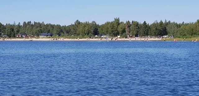 Njut av lugnet vid Fläse camping, där havets ro och naturens skönhet skapar den perfekta flykten.