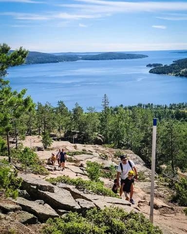 FriluftsByn - en naturskön oas vid Höga Kusten, kombinerar äventyr, avkoppling och gemenskap under stjärnklara himlar.