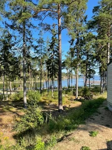 Njut av havets brus på Furuviks Havscamping – din plats för äventyr och avkoppling nära Gävle! 🏖️🌲