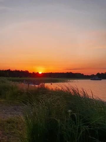 Upplev Pascale Walder: Naturens lugn och äventyr i Färnebofjärdens vackra läge. Perfekt för avkoppling och utforskning!