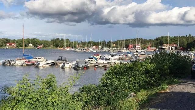 Upplev avkoppling och äventyr i svensk skärgård vid Grisslehamns Marina & Camping – boende, mat och aktiviteter för alla!