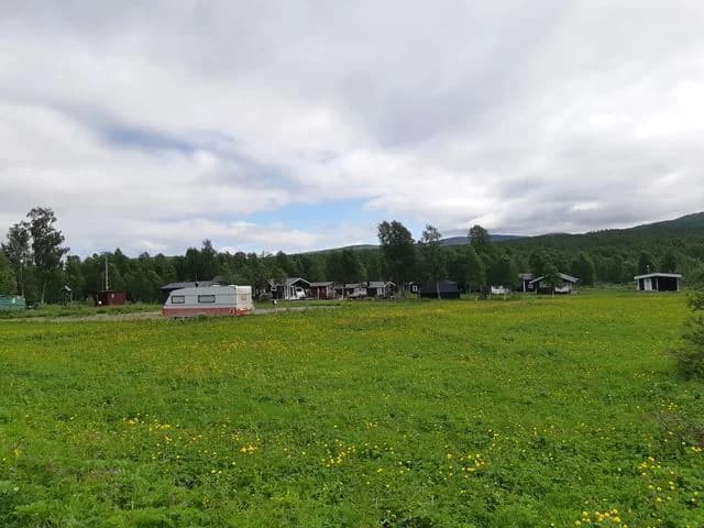 "Upptäck fjälldrömmar: Gränssjöarna Camping, platsen där äventyr och avkoppling möts."