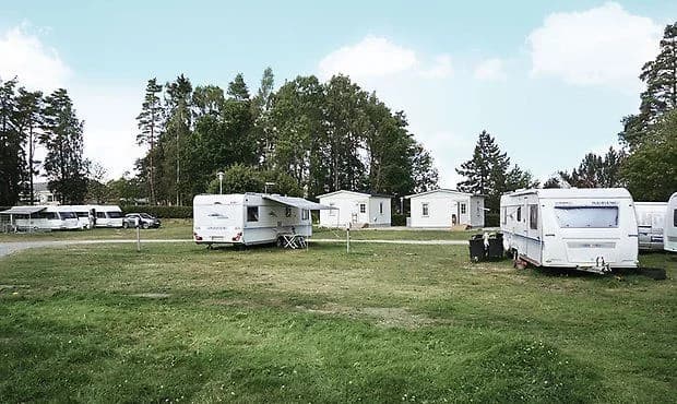 "Upptäck Grästorps Bad & Camping: En rofylld tillflykt med naturnära boende och fri entré till Lunnevibadet!"