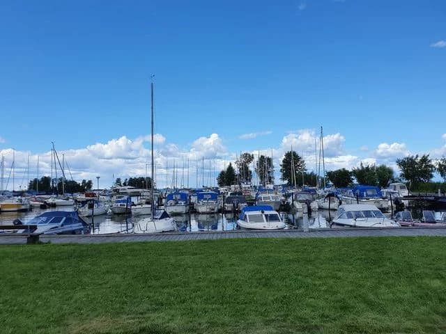 Idyllisk camping vid Hjälmarens strand med aktiviteter, stugor och god mat—perfekt för hela familjens äventyr och avkoppling.