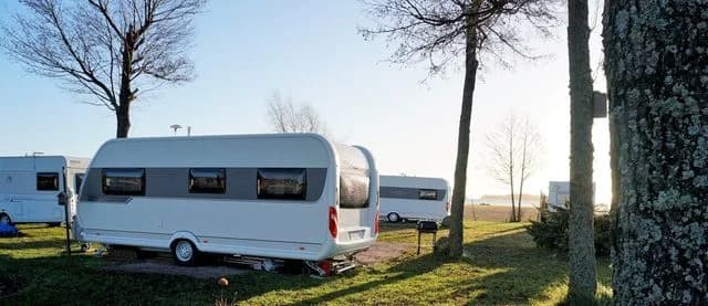 Njut av lugn och skönhet i Horns Skärgårdscamping, din tillflyktsort i svensk natur där äventyr och avkoppling möts.