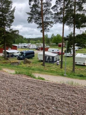 Hornåbergs camping: En året-runt-oas för ro och äventyr i Östergötlands vackra natur med bekväma boenden och aktiviteter för alla.
