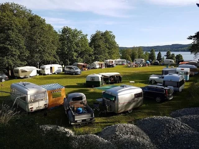 Njut av naturens stillhet och äventyr vid sjön Råvarpen: camping i hjärtat av Dalslands hisnande landskap.