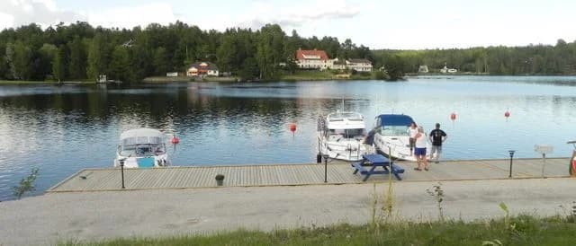 Håveruds camping: Naturskönt & avkopplande vid Dalsland kanal, nära historiska Håverudsakvedukten med stugor och friluftsaktiviteter.