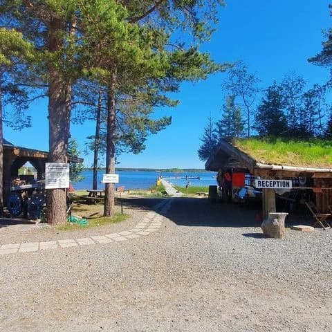 Upptäck Jävrebodarnas fiskecamp, en fridfull oas vid Bottenviken med fiske, naturupplevelser och charmigt boende.