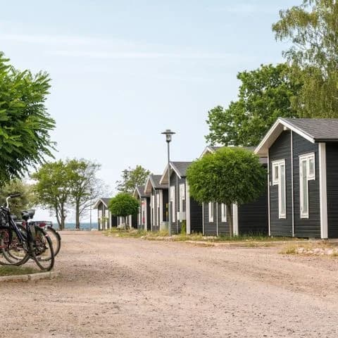 Kapelludden Camping: Upplev Ölands magi med strandnära charm och Borgholms puls. Skapa minnen för livet vid havet.