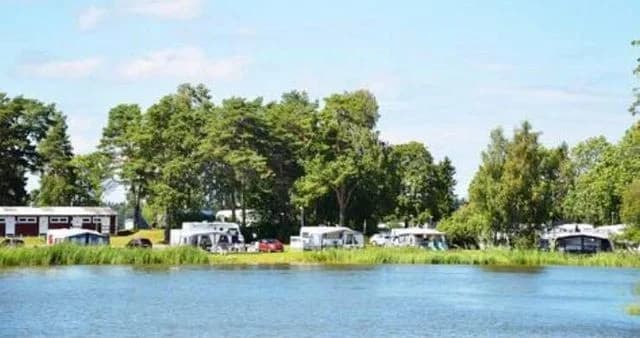 Upplev avkoppling och äventyr vid Klackskärs camping, en skärgårdsidyll i hjärtat av Roslagen.
