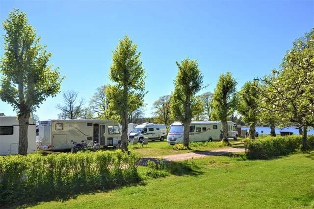 Upptäck avkoppling och äventyr vid Vänerns strand på Kristinehamn Herrgårdscamping & Stugor!