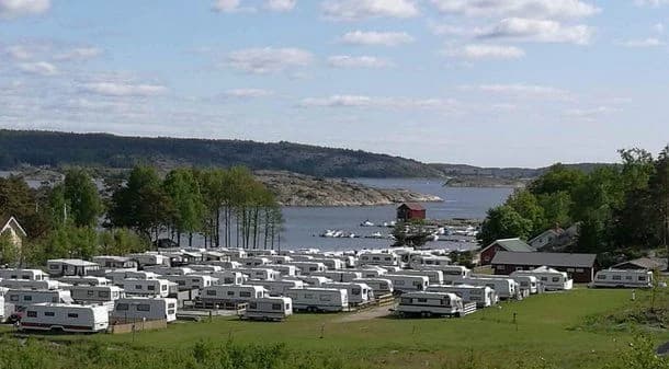 Utforska avkoppling och äventyr i skärgårdens hjärta: Kungsvik Camping i Strömstad. Boka din plats idag!