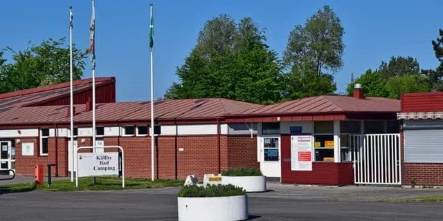 Källbybadet: Sommaroas på landsbygden nära Lunds centrum, perfekt för bad, äventyr och lugn. Boka till 14 augusti!