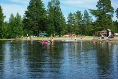 Upptäck äventyr och lugn vid Lits Camping & Stugby—där naturmöten och komfort förenas intill Jämtlands floder.