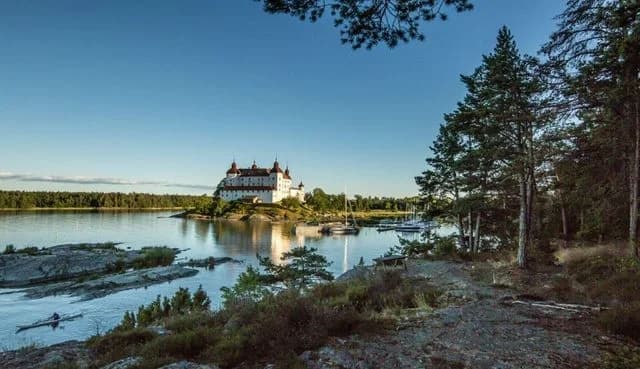 Upptäck Läckö Campings sagolika miljö vid slottet, där natur och historia möts för att skapa andrum och äventyr.