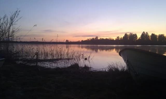 En naturskön tillflyktsort vid Mälarens strand: avkoppling, äventyr och bekvämlighet i idyllisk miljö. Bli en del av magin!