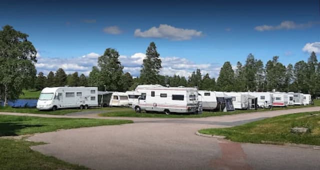 Malungs camping: Naturens lugn vid Västerdalälven, perfekt för äventyr, avkoppling och upplevelser, året runt i Dalarna.