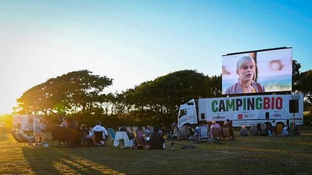 Upptäck Mellbystrands Camping: en familjevänlig oas vid Sveriges längsta strand där avkoppling möter äventyr!