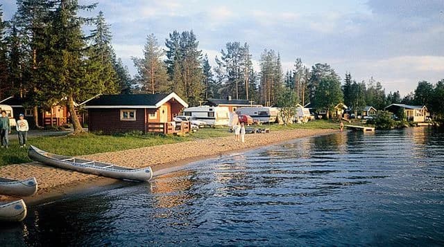 Upplev lugn och äventyr vid Moskosel Camping, en naturskön oas i Lapplands orörda landskap med aktiviteter året runt.