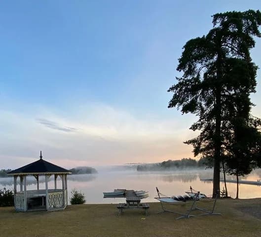 Upptäck avkoppling och äventyr vid Försjöns strand – Movänta Camping är din perfekta naturresort i hjärtat av Småland.