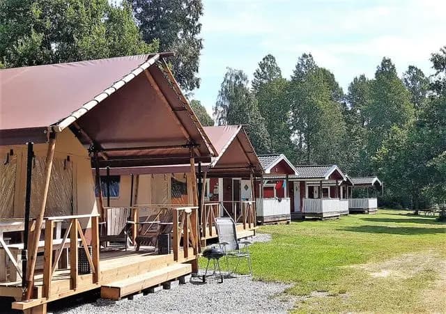 Upplev ro och natur på Mycklaflons Camping – din oas för äventyr och avkoppling vid sjön i vackra Småland.