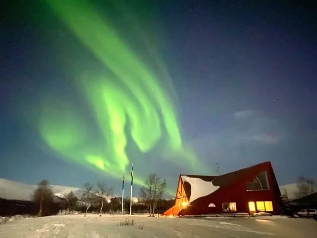 Njut av äventyr och avkoppling på Nikkaluokta Sarri, där fjällens skidbackar möter midnattssolens magi! ⛰️✨