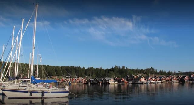 Upptäck Norrfällsviken: En idyllisk campingupplevelse vid Höga Kusten, där fridfull natur möter modern komfort och äventyr.