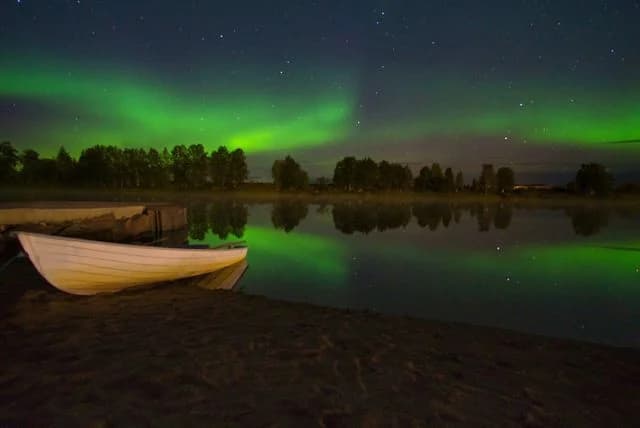 "Upplev magi vid Arktiska Cirkeln—midnattssol, norrsken, historia och äventyr på Norrsken Lodge."