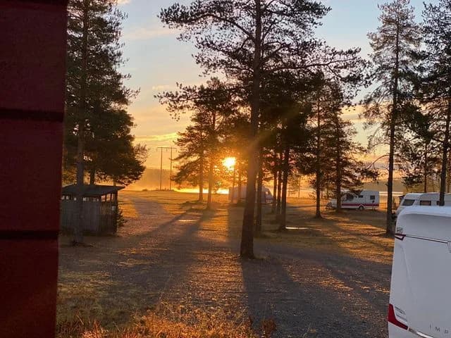 Upplev lugn och äventyr vid Näsets Camping, Idresjön. Perfekt för alla årstider med fantastiska vyer och aktiviteter!