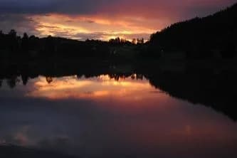 "Nässoms camping: En harmonisk tillflykt vid Höga Kusten, där naturens lugn och bekväma boenden skapar minnen för livet."