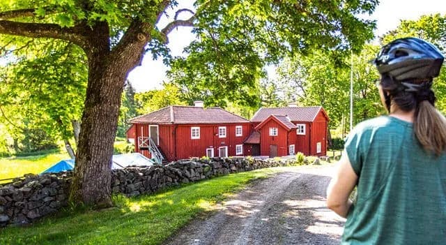 Upplev Nävekvarns natursköna camping—lugna dagar, äventyr & historia i Sörmlands vackra skärgård. Perfekt för alla!