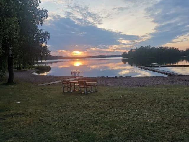 Upplev naturens lugn på Odensvi Camping, din perfekta mix av äventyr och avkoppling vid idylliska Kyrksjön i Småland.
