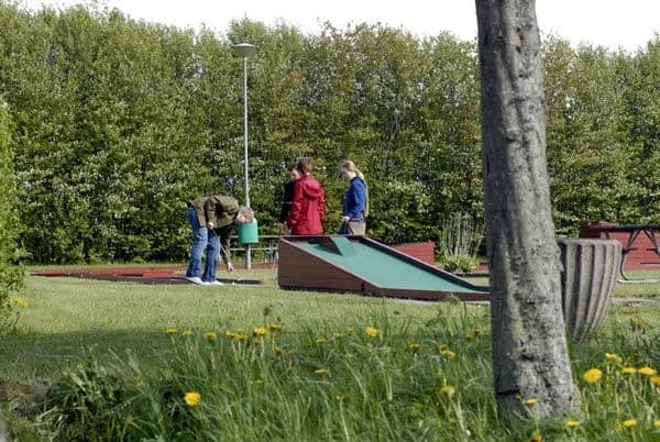 Idyllisk tillflyktsort vid Åsundens strand med utsikt över Ulricehamn. Perfekt för naturälskare och avkoppling året runt!