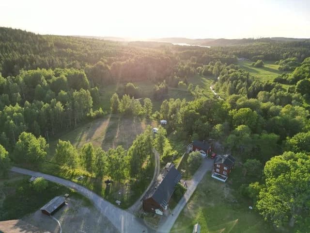 Risebo Fritid: En avkopplande oas i Smålands grönska med bekvämt boende och äventyrliga naturupplevelser för hela familjen.