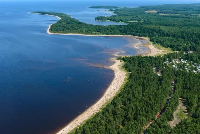 Upptäck Rullsand: Mellansveriges Riviera för avkoppling, äventyr och oförglömliga strandupplevelser vid Dalälvens kust.