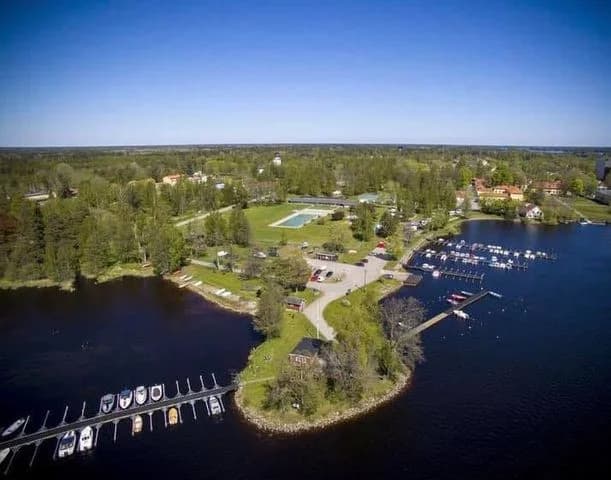 Njut av natur och äventyr vid Dalälven: camping, stugor, aktiviteter för familjer och solnedgångar i Rörholmsbadet Camping.